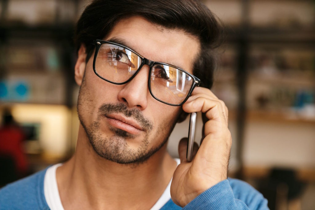 Okulary korekcyjne to nieodłączny element wizerunku mężczyzn, którzy chcą podkreślić swoją elegancję i profesjonalizm.